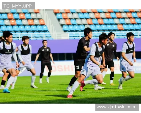 踢足球明星摆手视频引发热议球迷们的欢呼与期待交织在一起